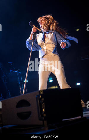 Mailand Italien. 21. Dezember 2015. Die englische Indie-Rock-Band FLORENCE AND THE MACHINE führt live auf der Bühne im Mediolanum Forum während der "Wie Big Tour" Kredit: Rodolfo weitertransferiert/Alamy Live News Stockfoto