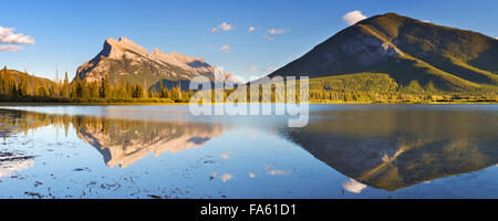 Vermilion Seen und Mount Rundle in Banff Nationalpark, Kanada. Stockfoto