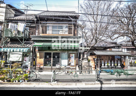 Japanische Häuser in Yanaka Nachbarschaft im alten Tokio Stockfoto