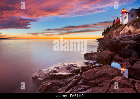 Der Bass Harbor Head Leuchtturm im Acadia National Park, Maine, USA. In der Abenddämmerung nach einem spektakulären Sonnenuntergang fotografiert. Stockfoto