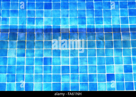 Schöne Wasser im Pool mit blauen Kacheln Stockfoto