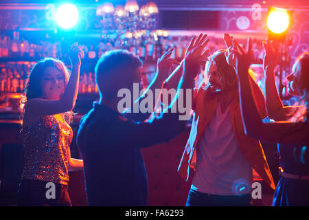 Glückliche Freunde zusammen tanzen im club Stockfoto