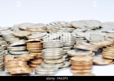 Münzen sind in verschiedenen Positionen auf einander gestapelt. Geld-Konzept Stockfoto