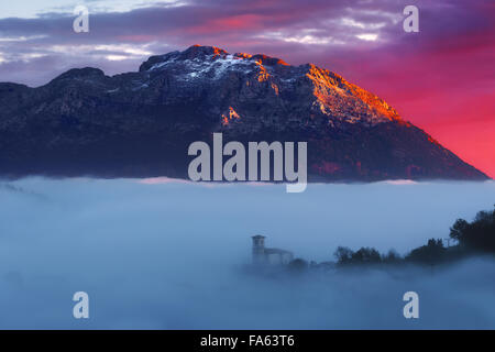 Sonnenaufgang im Nebel Aramaio Tal mit Udalaitz Berg Stockfoto