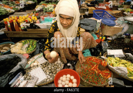 Kelantan Zustand, Kota Bahru, Frauen verkaufen Obst und Gemüse in den Städten Zentralmarkt, Malaysia. Stockfoto