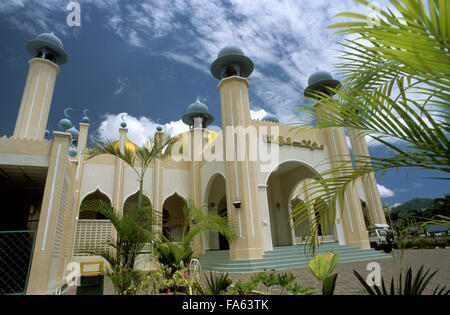 Al-Hana Moschee in Langkawi, Malaysia. Al-Hana Moschee wird als der größte und beliebteste Moschee in Langkawi in Rechnung gestellt. Eine Pfirsich-und-Gold-Struktur befindet sich westlich von der malerischen Lagenda Langkawi Dalam Taman entlang Persiaran Putra, die Moschee ist mit einer goldenen zwiebelförmigen Kuppel gekrönt und genießt eine großartige Lage in der Nähe der Uferpromenade. Stockfoto