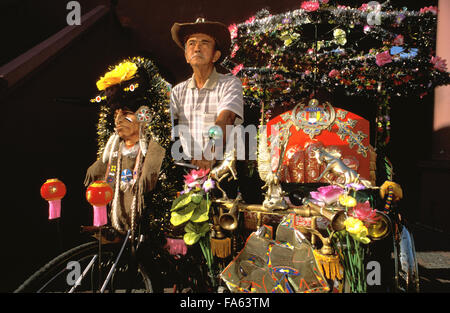 Trishaw Ride Fahrer in Malaka, Malaysia.  Touristen auf Rikscha-Fahrt in Melaka, Malaysia, sind eine beliebte Touristenattraktion. Stockfoto