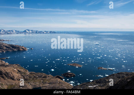 Spätsommer-Meer Eis an Mündung des Ammassalik Fjord, Tasiilaq, Grönland Stockfoto