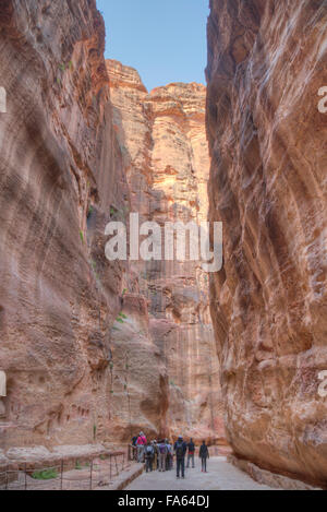 Touristen zu Fuß durch die Sig, Petra, Jordanien Stockfoto