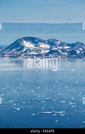 Spätsommer-Meer Eis an Mündung des Ammassalik Fjord, Tasiilaq, Grönland Stockfoto