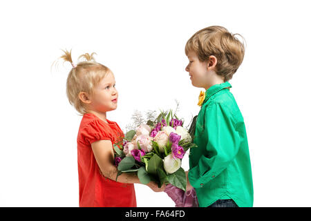 Kleine Jungen und Mädchen mit Blumen Stockfoto