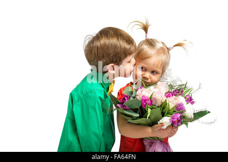 Kleine Jungen und Mädchen mit Blumen Stockfoto