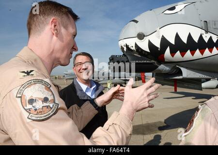 US-Verteidigungsminister Ashton Carter ist eine Tour durch das a-10 Warthog Flugzeug während eines Besuchs in Incirlik Air Base Flightline 15. Dezember 2015 in Incirlik, Türkei gegeben. Die US-Luftwaffe fliegt Missionen gegen den islamischen Staat von Incirlik für Betrieb innewohnende zu beheben. Stockfoto