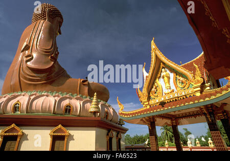 Wat Machimmaram Sitting Buddha Tempel Wat Machimmaram, Kelantan, Malaysia. Sitzender Buddha genannt. Es erinnert mich an Hong Kongs Tian Tan Buddha auf Lantau Island. Wat Machimmaram behauptet, als die 2. größte sitzende Buddha in Süd-Ost-Asien. Höhe beträgt 30 Meter und mit dem Lotus Basisbreite von 47 Meter. Einige sagten, die Lippe aus Gold gemacht ist. Stockfoto