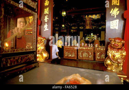 Gebete an Cheng Hoon Teng Tempel, Chinatown, Melaka, Malaysia. Stockfoto
