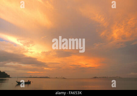 Sonnenaufgang am Strand von Kuah, Langkawi Lsland, Malaysia Stockfoto