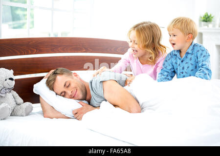 Kinder aufwachen ihr Vater Stockfoto