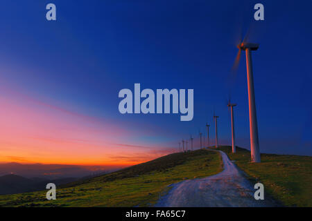 Windkraftanlagen im Oiz äolisch Park in der Nacht Stockfoto