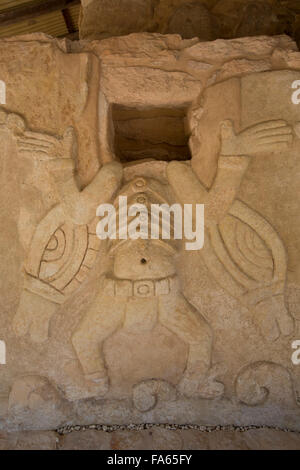 Figuren der Stuck Relief, Castillo de Kukulcan, Mayapan Maya-Ausgrabungsstätte, Yucatan, Mexiko Stockfoto