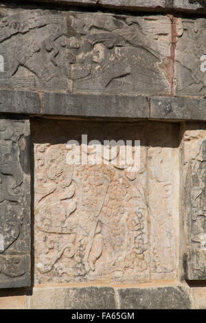 Geschnitzte Relief, Plattform der Adler und Jaguare, Chichen Itza, UNESCO World Heritage Site, Yucatan, Mexiko Stockfoto