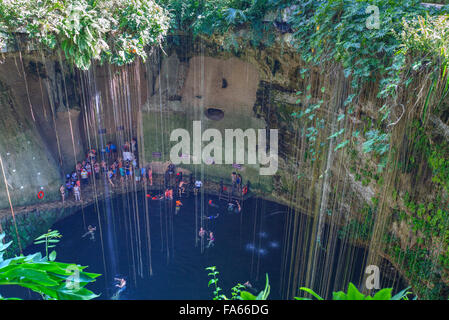 Cenote Ik Kil, in der Nähe von Chichén Itzá, Yucatan, Mexiko Stockfoto