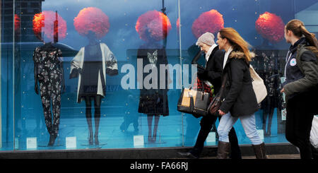 Brighton Sussex UK 22. Dezember 2015 - Weihnachts-Einkäufer gehen vorbei an einem markanten Marks & Spencer Schaufenster wie sie die nasse und windige Wetter in Brighton mutig heute Credit: Simon Dack/Alamy Live News Stockfoto