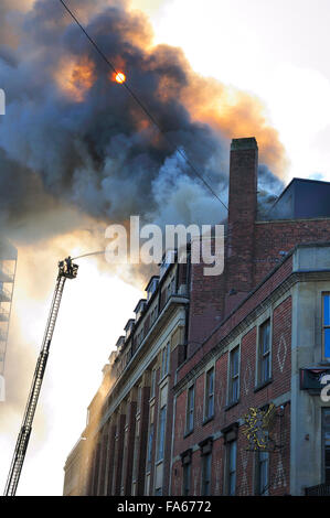 Hochhaus-Brand mit starken schwarzen Rauch und Leiter Motor Besprühen mit Wasser Stockfoto