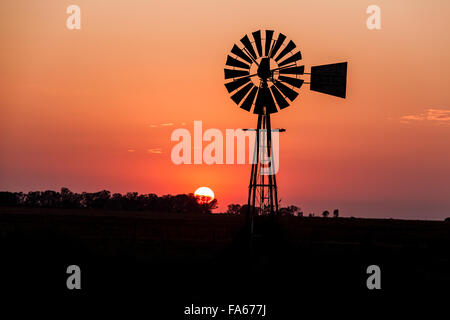 Silhouette einer Windmühle bei Sonnenaufgang, Klerksdorp, Südafrika Stockfoto