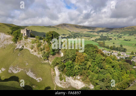 Peveril Schloß sitzt auf einem Kalkstein-Felsen oben Cave Dale in Castleton, Peak DIstrict, Derbyshire. Stockfoto