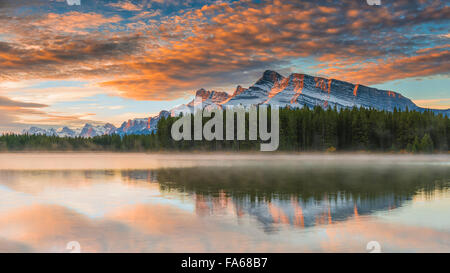 Zwei Jack-See bei Sonnenuntergang, Banff Nationalpark, Alberta, Kanada Stockfoto