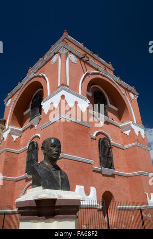 Arco-Torre del Carmen, Statue von Mariano Ruiz Suasnavar (Vordergrund), San Cristobal de Las Casas Stockfoto