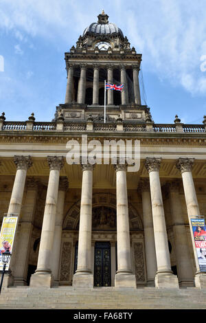 Vorderseite des Leeds Town Hall auf der Headrow, Leeds, West Yorkshire, England Stockfoto