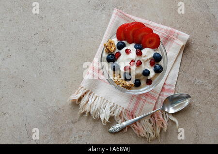 Draufsicht auf Joghurt-Parfait mit Müsli und frischen Beeren Stockfoto