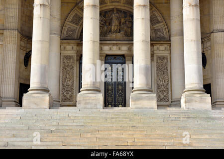 Eingangstreppe des Leeds Town Hall auf der Headrow, Leeds, West Yorkshire, England Stockfoto