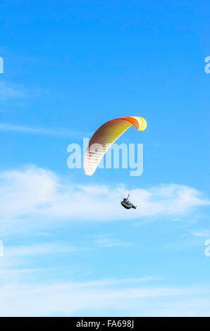 Niedrigen Winkel Blick auf eine Mann-paragliding Stockfoto