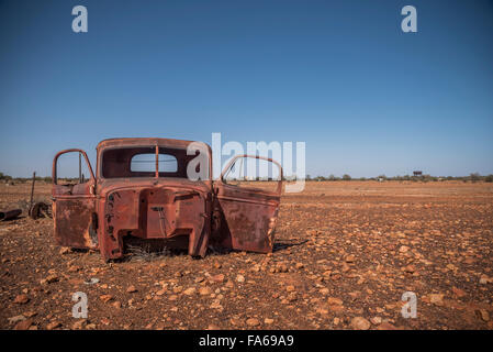 Wrack-Auto auf den Oodnadatta Track im outback in Australien Stockfoto