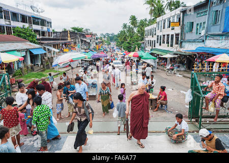 beschäftigt Straßenmarkt in Yangon Myanmar außerhalb Shwedagon Pagode Stockfoto