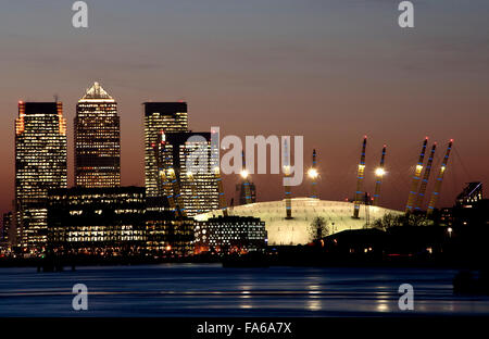 Canary Wharf und O2 in der Nacht, London, England Stockfoto