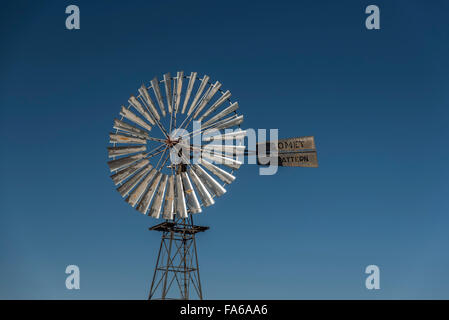 Windwheel im australischen Outback Stockfoto