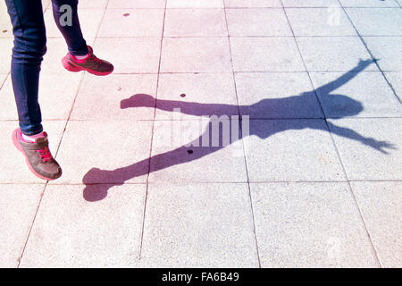 Schatten der Mädchen in die Luft springen Stockfoto