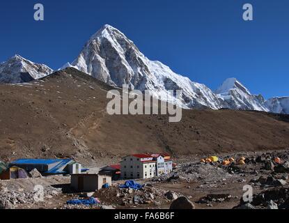 Ansicht von Kala Patthar, Reiseziel im Everest-Nationalpark Stockfoto