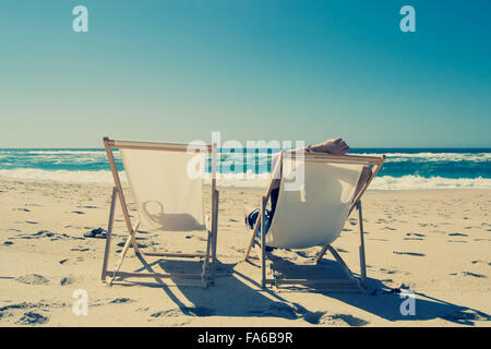 Mann sitzt im Liegestuhl am Strand, Aveiro, Baixo Vouga, Portugal Stockfoto