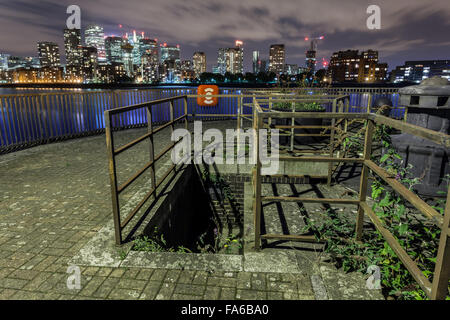 Blick auf Canary Wharf von Surrey Quays, London, England, Großbritannien Stockfoto