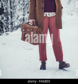 Frau im Schnee mit Aktentasche Stockfoto