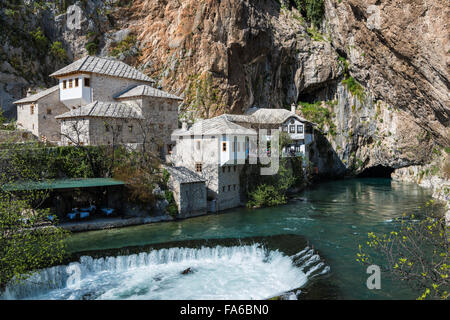 Blagaj Tekke, einem historischen Derwisch-Kloster in Blagaj, Bosnien und Herzegowina. Stockfoto