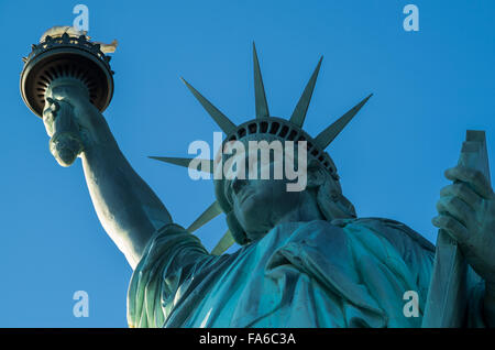 Nahaufnahme von der Statue of Liberty-Kopf, Krone und Fackel, NYC an einem wolkenlosen, sonnigen Tag mit lebhaften blauen Himmel Stockfoto