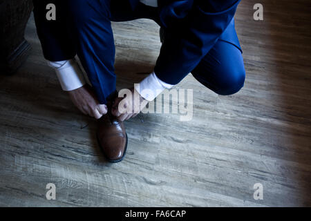 Mann seine Schnürsenkel zu binden Stockfoto