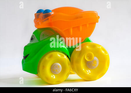 Des Kindes Spielzeug Kunststoff Bagger LKW isoliert auf weißem Hintergrund Stockfoto
