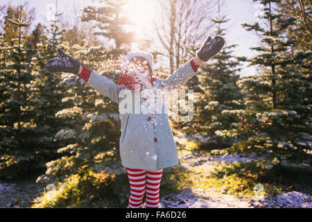 Mädchen werfen Schnee in der Luft Stockfoto