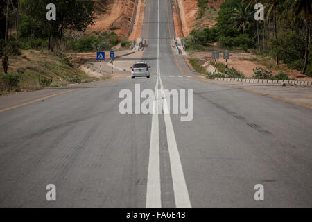 Verkehr bewegt sich entlang der neu sanierten Tanga – immer Fernstraße im Nordosten Tansanias. Stockfoto